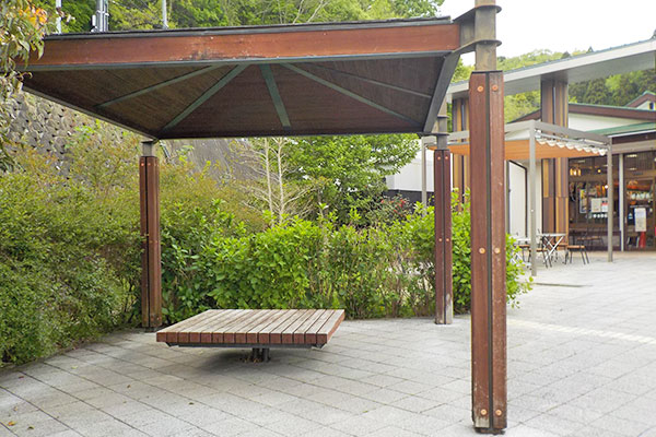 雨天でもうれしい屋根付きベンチもあります。