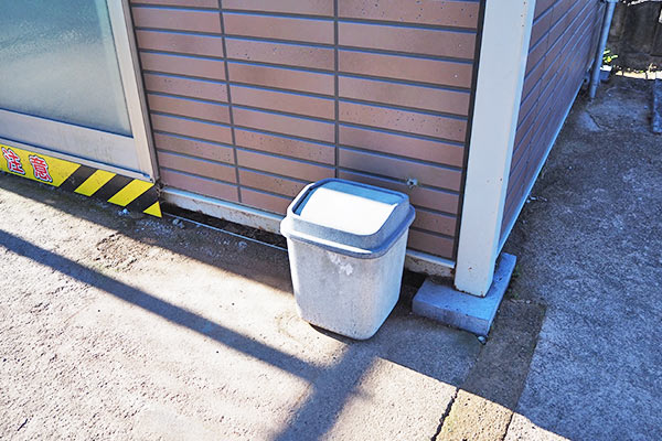 プレハブ小屋の横にわんこ専用のゴミ箱があります。