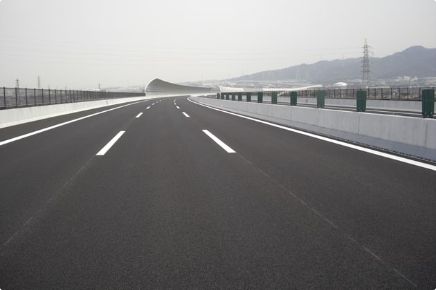片側3車線の第二京阪道路。舗装も良いのでわんこも快適ですね。