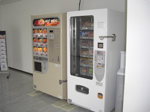 自動販売機では、パンやスナックなども販売しています。