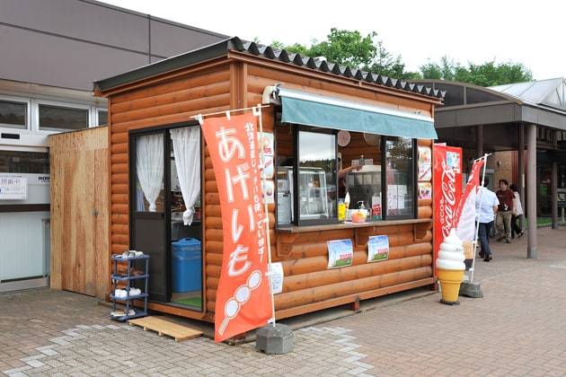 建物外の売店では、「あげいも」などじゃがいもメニューが好評です。
