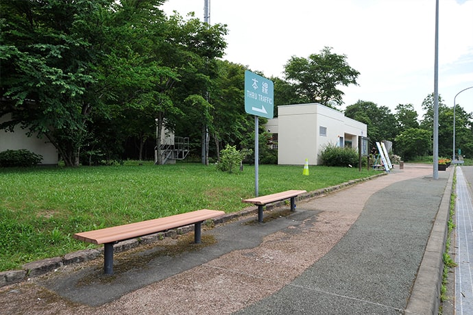 入口側の通路にベンチがあります。
