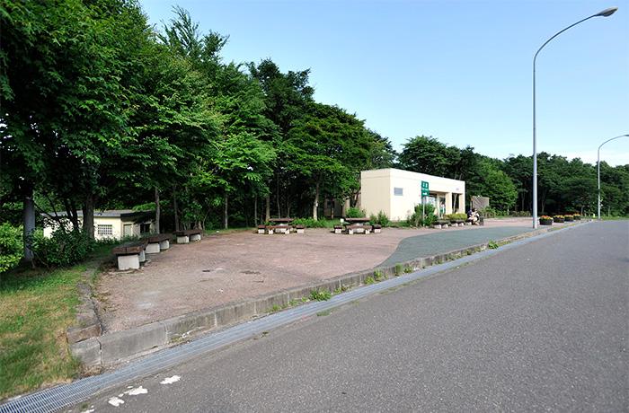 建物の周りにはたくさんのベンチがあります。