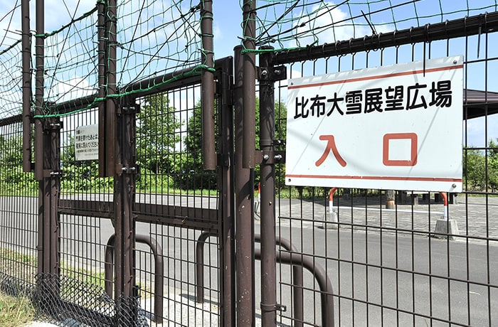こちらのフェンスから公園に入場できます。
