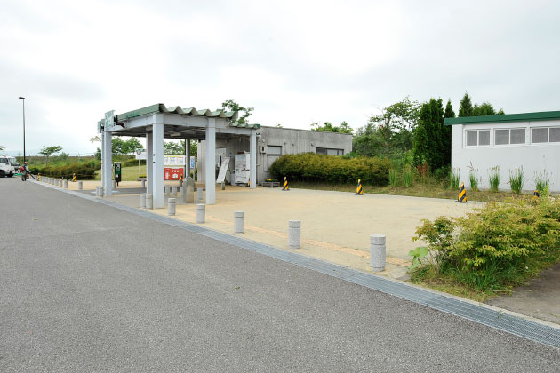 建物横に少し休憩できそうなスペースがあります。