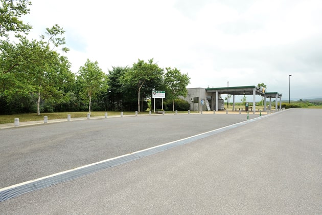 建物に移動する際には、他の車やオートバイに注意しましょう。