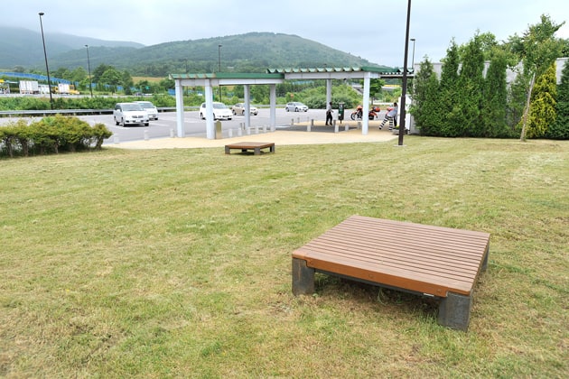 緑地にはベンチもあるので、わんこと一緒に休憩しましょう。