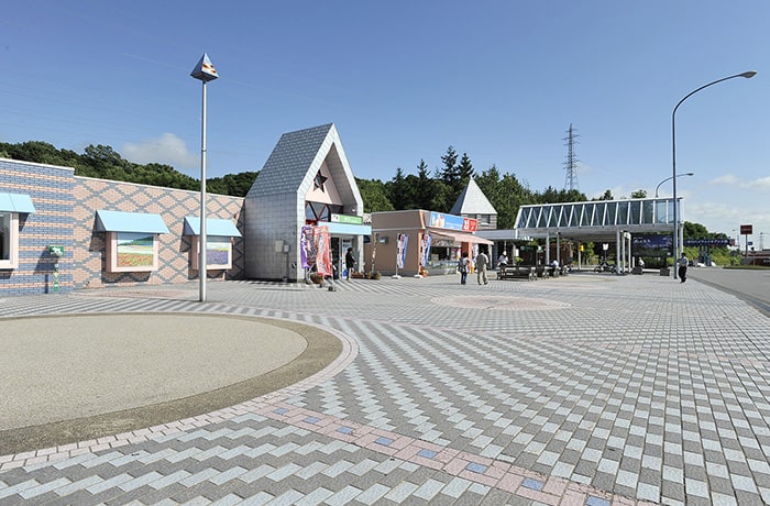 建物前の通路はとても広々しているので、わんこも安心ですね。