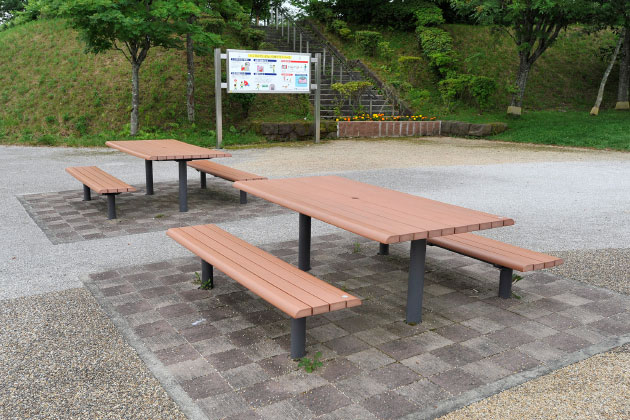 テーブル付きのベンチでわんこと一緒に休憩できます。