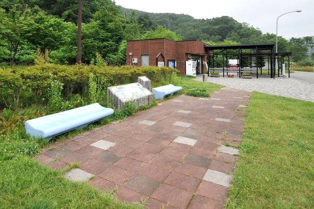 入り口側。ベンチで休憩ができますよ。