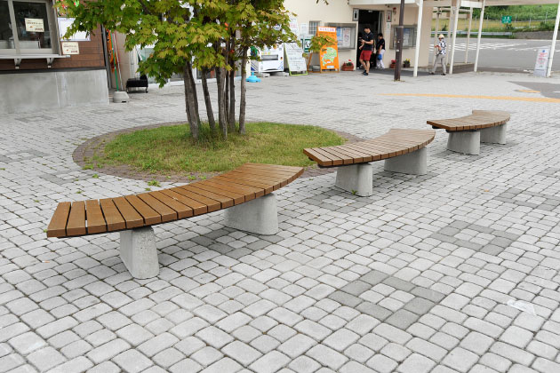 テイクアウトしたものを、ベンチでいただくのも良いですね。