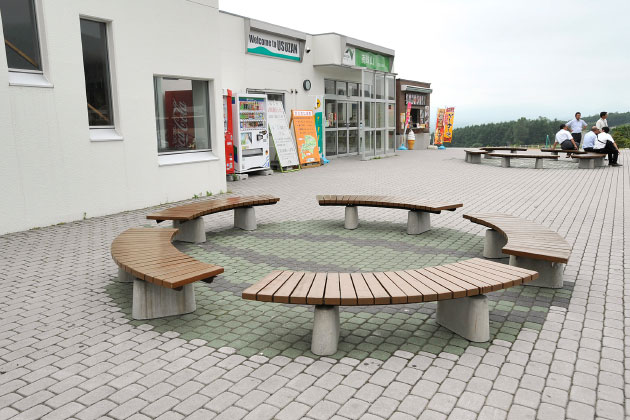 こちらのベンチは、建物正面にある丸型のものです。