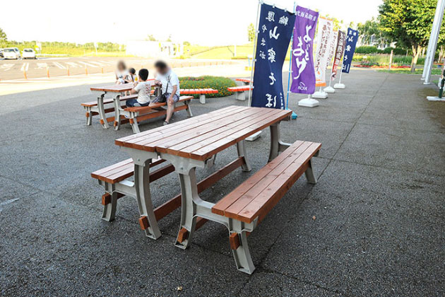 テーブル付きのベンチで、食事休憩ができますね。