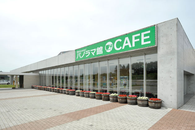 こちらで食事や買い物ができますよ。