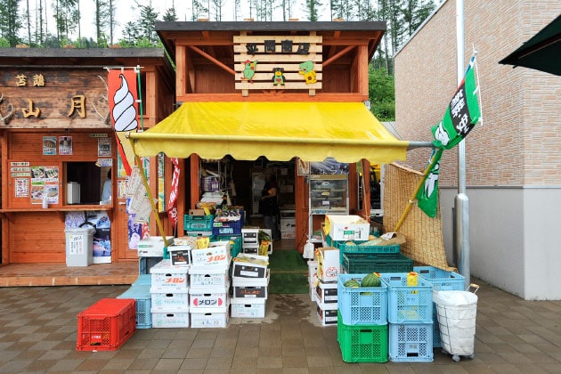 「平岡商店」さんは、新鮮な野菜、山菜加工品、エゾ鹿の缶詰、しむかっぷまんじゅうなどを販売しています。（期間限定店舗です。）