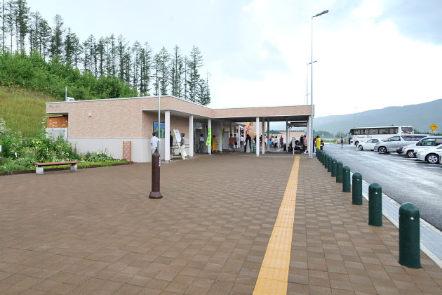 通路は十分な広さです。