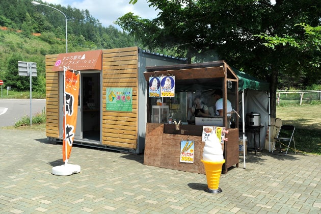 売店で軽食がテイクアウトできますよ。