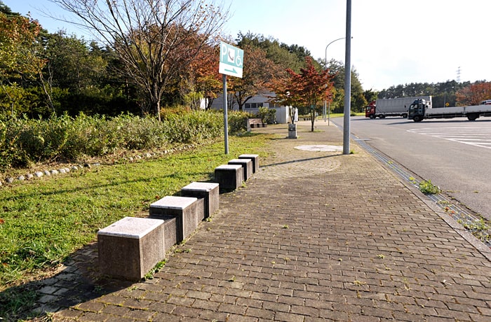 建物のすぐ隣りに石のベンチが設置されています。