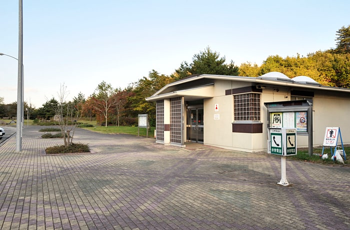 建物前の通路は広いので、安心して歩けます。