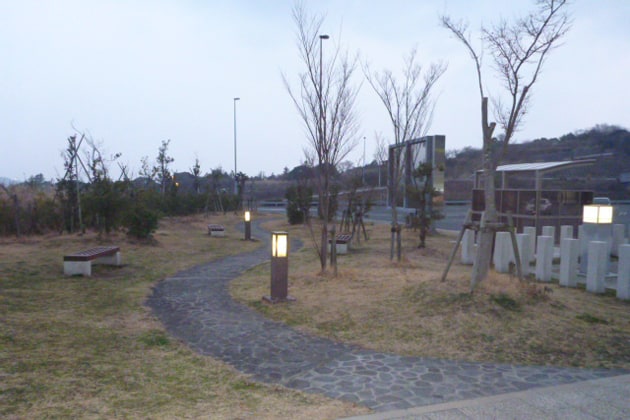 暗くなると灯りで包まれる遊歩道です。