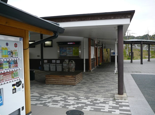 屋根付きの木製ベンチです。