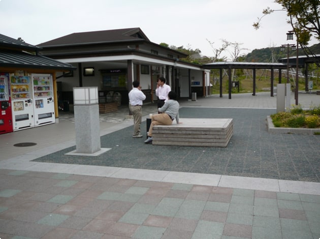 木製のベンチで休みましょう。