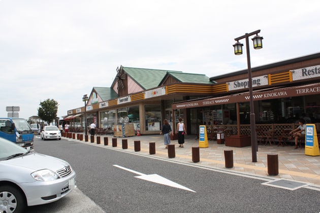 サービスエリア全景です。歩道は狭いので、リードは短く持って移動しましょう