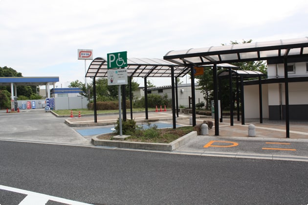 ガソリンスタンド近くに、ちょっとした緑地があります。