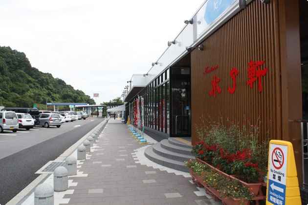 歩道が狭いので、わんこのリードを短く持って移動しましょう。