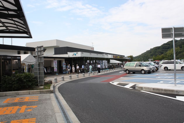 出口側から見たサービスエリア全景です。