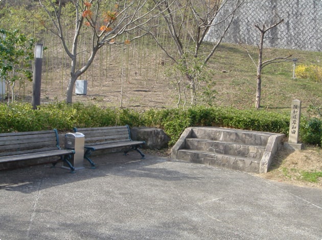 ベンチが点在しているので、庭園を眺めながらひと休みすることができます。