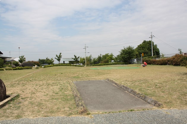 レストラン横の広い芝生エリアです。この奥に展望台があります。