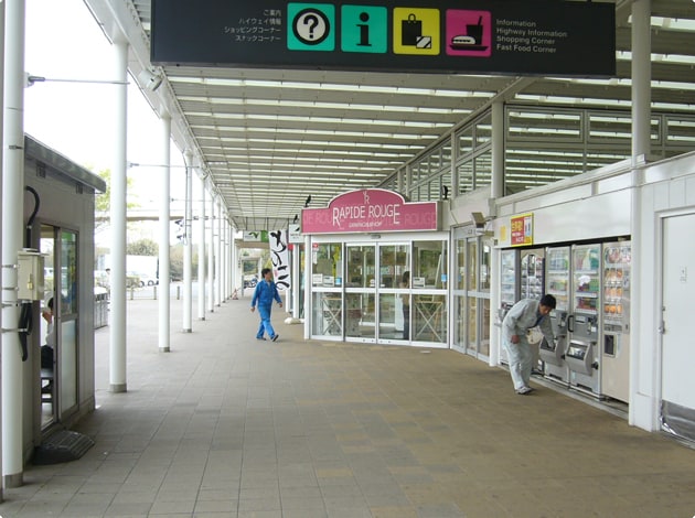 通路には屋根が付いています。