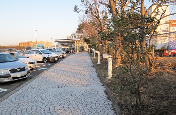通路と駐車場が近いので注意しましょう。