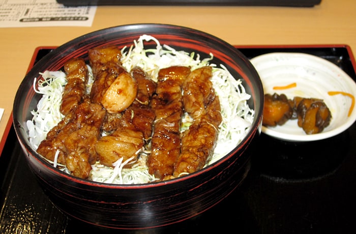 とんとん食堂の人気メニューは、トンテキ丼です。