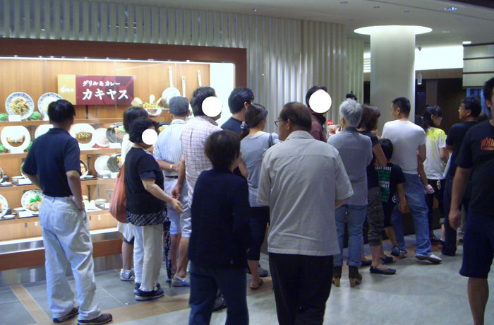 グリル＆カレー カキヤスは人気店です！