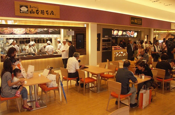 フードコートもいつも賑わっています。