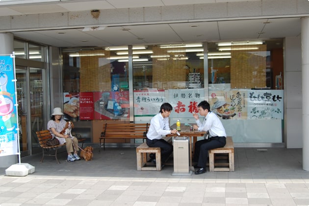 少しばかりですが、屋根のついたエリアで腰掛けることができます。