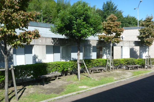 木陰の下のベンチでひと休みしましょう。