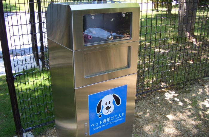 ドッグラン内にはペット専用ゴミ箱が設置されています。上段には、スコップなどが置かれていますよ。