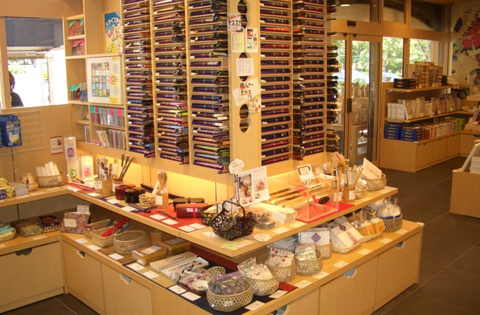 福井の塗箸など、北陸の名産品を販売しています。お土産にどうぞ！