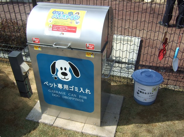 バイオ分解できるわんこ専用のごみ箱。肥料として再利用でき、地球にやさしい環境を意識しています。