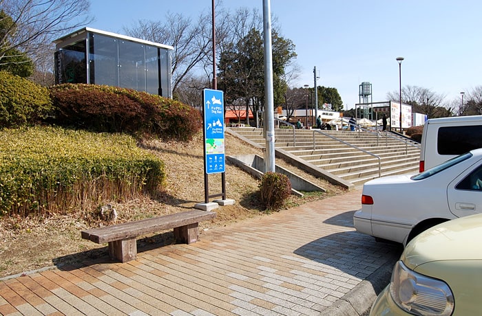 駐車場からドッグランへの案内看板が出ています。