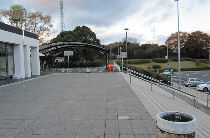 サービスエリア建物前の通路。広いので安心！