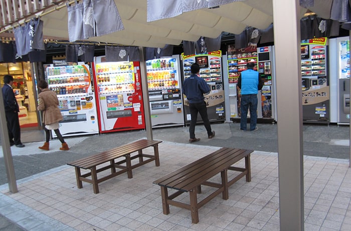 自動販売機の前に設置された屋根付きベンチ。