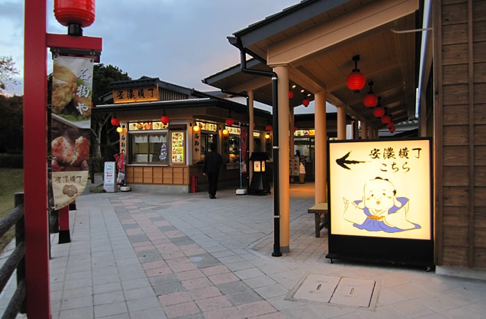 横丁を案内する看板にも注目！
