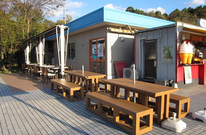 建物脇のテラス席です。テイクアウトして、食事休憩しましょう。