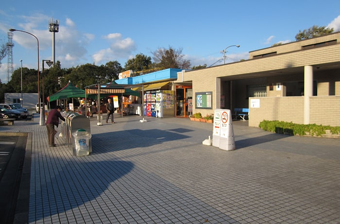 建物前の通路は広いので、のんびり歩くことができます。