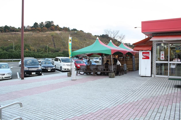 売店前にもテラス席が設置されています。