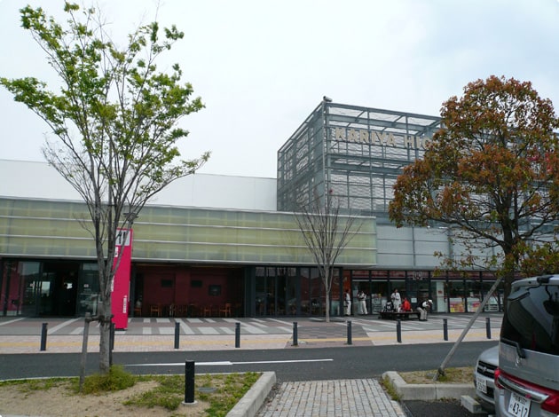 広々とした敷地内には施設がたくさんあります。